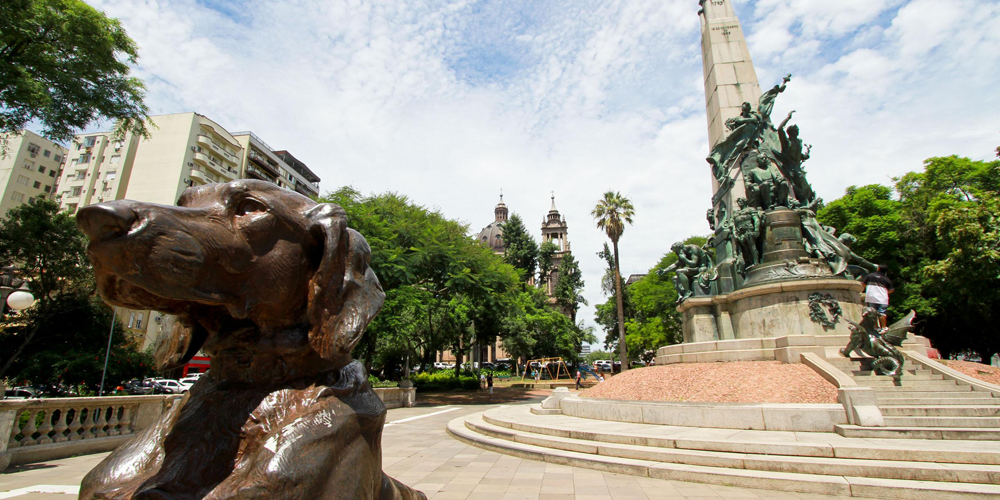 Vista dos monumentos da praça Marechal Deodoro em Porto Alegre